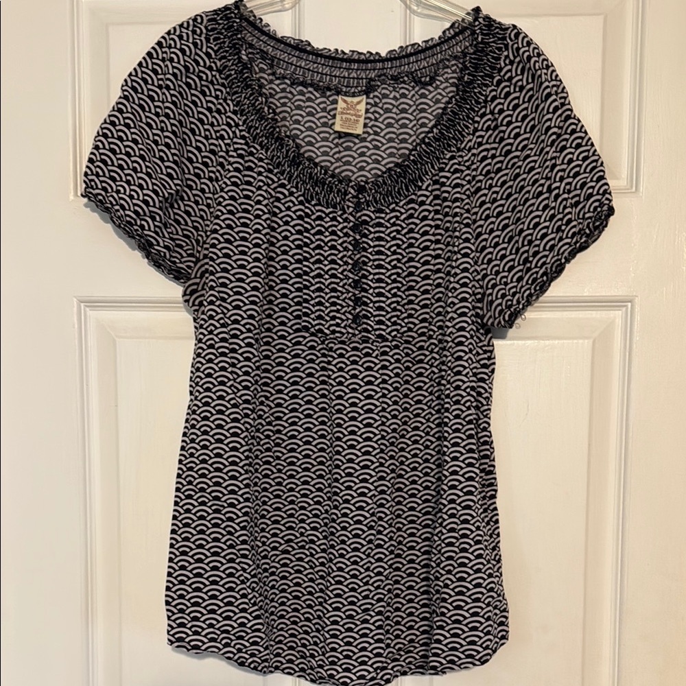 Women’s Black & White Patterned Short-Sleeve Top